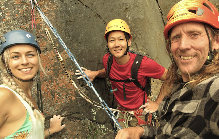 2 guests with an expert guide rock climbing in colombia